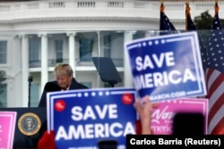 Президент Д.Трамп Ак Үйдүн жанында өзүн колдогон миңдеген демонстранттардын алдында чыгып сүйлөдү. Ураандарда "Американы сактап кал!" деп жазылган. Ак Үй, Вашингтон, АКШ. 2021-жылдын 6-январы.