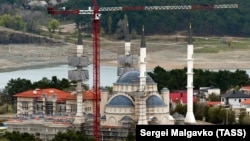 Aqmescitte Cuma Caminiñ quruluvı