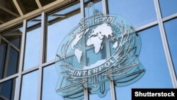 Вивіска на фасаді штаб-квартири Інтерполу