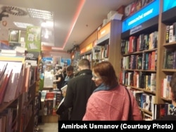 Китеп дүкөндөгү кардарлар. Прага. 21-декабрь 2018-ж.