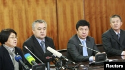 Убактылуу өкмөттүн төрайымы Роза Отунбаева, орун басарлары Өмүрбек Текебаев, Темир Сариев жана коргоо министри Исмаил Исаков. 2010-жылдын 8-апрели.