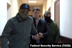 Роман Сущенко во время задержания сотрудниками ФСБ в 2016 году