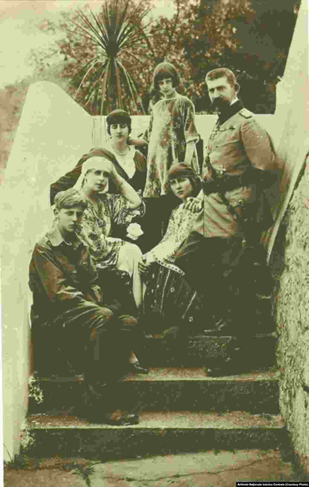 Regele Ferdinand și Regina Maria, împreună cu partru dintre copiii lor în timpul războiului. Cu puțin timp de terminarea Primului Război Mondial, principele moștenitor Carol I dezertase din armată și fugise cu Zizi Lambrino, o tânără dintr-o familie boierească autohtonă, la Odesa, în teritoriu inamic, orașul fiind ocupat de trupele germane. Ferdinand și Maria s-au chinuit să aplaneze scandalul.