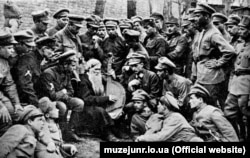 Січові стрільці слухають кобзаря в Києві на вулиці Львівській, 24. Фотографія 1918 року