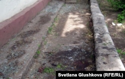 Оқиға куәгерлері жарылыстан соң осы жерде адам сүйегі жатқанын айтады. Астана, 24 мамыр 2011 ж.