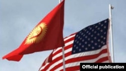 Эки өлкөнүн желектери.