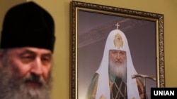 Глава УПЦ (Московського патріархату) митрополит Онуфрій у своїй резиденції, на стіні – портрет Московського патріарха Кирила, глави Російської православної церкви. Київ, 4 січня 2017 року