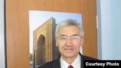 Дөөлөтбек Сапаралиев.