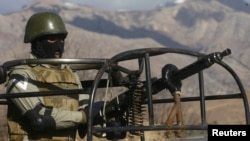 د خيبر پښتونخوا په کورمه کې يو امنيتي سرتېری د ګزمې په حال کې دی ـ انځور له ارشيفه