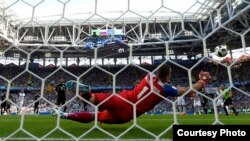 Исландиянын дарбазачысы Мессинин пенальтисин тосууда.