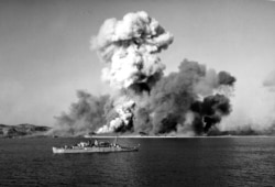 Доставка на ООН е унищожена при Хъннам, Северна Корея, след като западните сили са се евакуирали от пристанището.