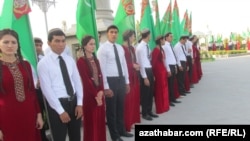 Mejbury çärelere çekilen ýaşlar. Arhiwden alyndy, illýustrasiýa. 