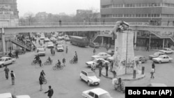 შაჰის დანგრეული ძეგლი თეირანში. 1979 წლის 18 იანვარი.