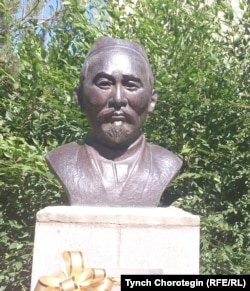 Тарыхчы Осмонаалы Кыдык уулунун (1875—1942) айкели. Кочкор кыштагы, Нарын облусу. 07.8.2014.