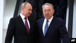 Қазақстан президенті Нұрсұлтан Назарбаев (оң жақта) пен Ресей президенті Владимир Путин Сочиде. 14 мамыр 2018 жыл.