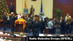 Турканици меѓу власта и опозицијата на собраниската говорница на 24 декември 2012.