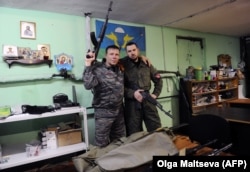 Активисти на крайндясното Руско имперско движение позират като доброволци в самопровъзгласилата се "Донецка народна република" в Източна Украйна, 28 февруари 2015 г.