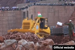 Президент Таджикистана Эмомали Рахмон управляет бульдозером во время старта возведения плотины Рогунской гидроэлектростанции. 29 октября 2016 года.