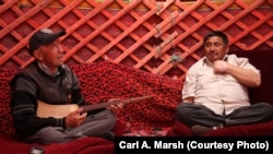 Саим Мулласа (солдо) айыл башчысы Касымбек Шакир уулу менен, Улуу Памир, Түркия