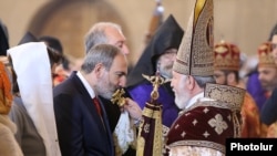 Armenia -- Prime Minister Nikol Pashinian kisses a cross held by Catholicos Garegin II during an Easter Mass at Yerevan's St. Gregory the Illuminator Cathedral, April 21, 2019.