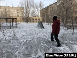 Почерневший снег на детской площадке в Темиртау