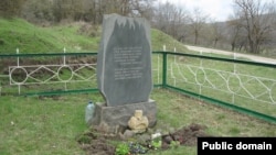 1943 senesi dekabr ayında Ulu-Sala köyünde yaqılğan sakinlerniñ hatıra abidesi