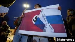 Плакат під час протесту біля посольства Росії в Молдові проти повномасштабного вторгнення РФ в Україну. Кишинів, 24 лютого 2022 року