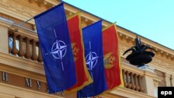 Steagurile NATO și Muntenegru pe clădirea guvernului din Cetinje