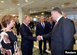 Президенти України і Росії, Петро Порошенко і Володимир Путін (ліворуч), Мінськ, 26 серпня 2014 року