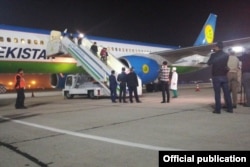 Ирактан кайтарылган балдарды тосуп алуу. Өзбекстан, 10-октябрь, 2019-жыл.