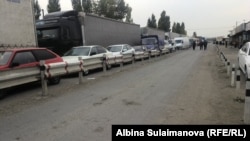 Очереди на КПП "Чон-Капка" в Таласской области. 14 октября 2017 года.