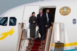 Tokaýew haly düşelen trapdan düşýär.