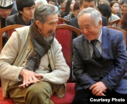 Кубатбек Жусубалиев менен Кеңеш Жусупов маркум Мурза Гапаровдун 80 жылдык юбилейинде. Бишкек, 25.3.2016.