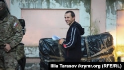 Server Mustafayev tutulğan soñ ertesi künü Rusiye uquq qoruyıcılarınen. Aqmescit, 2018 senesi mayısnıñ 22-si