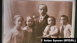 Корнелиус Кливер өз үй-бүлөсү менен. Тавда, Свердлов облусу, РСФСР. 