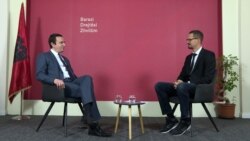 Ish-kryeministri i Kosovës, Albin Kurti gjatë intervistës me gazetarin, Arton Konushevci.