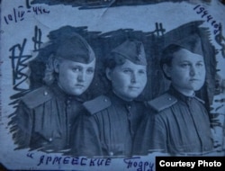 Хатипа Сафина с фронтовыми подругами. 1944 год.