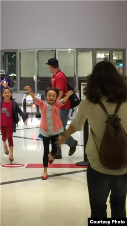 Фото предоставлено Project143. Девочка снова приехала в США и бежит на встречу встречающей семье