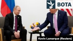 Presidenti amerikan, Donald Trump me presidentin rus, Valdimir Putin (majtas) në një samit të mbajtur më 2019 në Osaka të Japonisë.