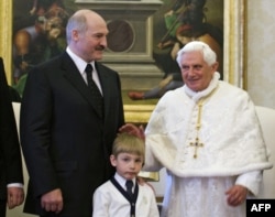 ალიაქსანდრ ლუკაშანკა, კოლია ლუკაშენკა და რომის პაპი, ბენედიქტე XVI, ვატიკანი, 2009 წლის 27 აპრილი