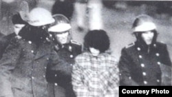 Участницу митинга на площади в Алматы уводят милиционеры. Декабрь 1986 года. Фотография из книги Болатбека Толепбергена
