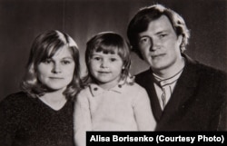 Юлий Сергеевич, Ольга Владимировна жана Алиса Худяковдор.