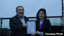 Мээрим Догдурбекова сыйлык алган учуру.