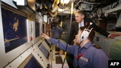 Министр обороны Великобритании Филип Хаммонд осматривает капитанский мостик на подводной лодке Королевского военно-морского флота HMS Victorious на военно-морской базе Клайд в Шотландии, 29 ноября 2012 года