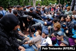 Полицейские задерживают митингующих, выступавших за проведение демократических выборов. Алматы, 9 июня 2019 года