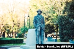 Сүймөнкул Чокморовдун эстелиги.