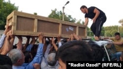 Гроб с телом таджикского мигранта, доставленный из России в Душанбе, 2019 год