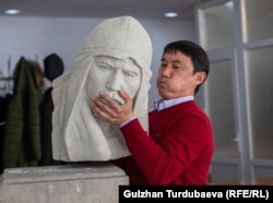 Сүймөнкул Чокморовдун айкелин жасаган Азамат Абдрахманов.