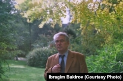 Ч.Айтматов Брүсселдеги “Тенбош” гүлбагында.