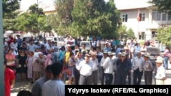 Оштун мурдагы мэри Мырзакматовдун талапкерлеринин митинги. Ош шаары, 10-август, 2015-жыл